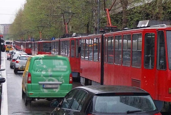 simbol-gradskog-duha-i-tradicije!-skoro-ceo-vek-kruzi-ulicama-prestonice:-prica-o-cuvenoj-“dvojci”-bez-koje-beograd-ne-bi-bio-isti!