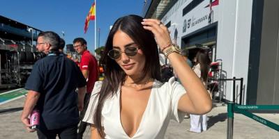 seksi-brineta-u-kratkoj-haljini-s-dekolteom-do-pupka-napravila-haos-(foto) seksi-brineta-u-kratkoj-haljini-s-dekolteom-do-pupka-napravila-haos-(foto)