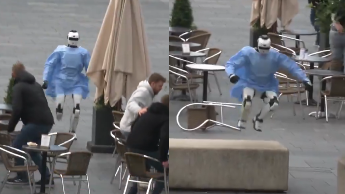 filmska-scena-u-centru-grada!-policija-jurila-robota-u-medicinskom-odelu,-on-trcao-izmedu-ljudi-i-stolova:-snimak-izazvao-buru-na-mrezama-–-svi-se-pitaju-jedno-(video)