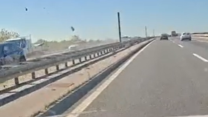 (video)-horor-na-autoputu-a3!-jurio-u-suprotnom-smeru,-pa-se-zakucao-u-drugi-auto-i-podleteo-pod-sleper!-jeziv-trenutak-uhvacen-na-snimku