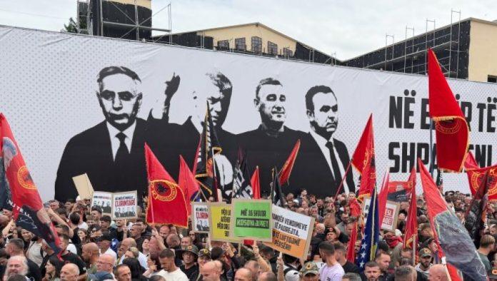albanci-kamenjem-i-flasama-gadaju-sediste-euleksa:-haos-u-pristini-posle-presude-zlocincima-ovk-(video)