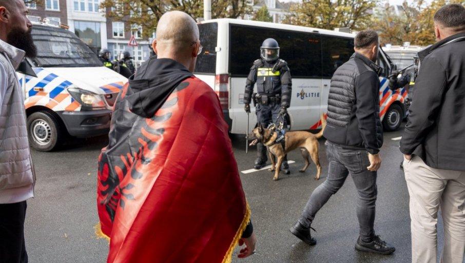 podivljali-posle-presude!-pristalice-tzv.-ovk-skakali-po-policijskom-vozilu-koje-je-odvozilo-tacija-i-ekipu!-(video) podivljali-posle-presude!-pristalice-tzv.-ovk-skakali-po-policijskom-vozilu-koje-je-odvozilo-tacija-i-ekipu!-(video)