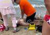 (FOTO) SRBIN LEŽI NA PESKU BEZ SVESTI, POKUŠAVAJU DA MU SPASU ŽIVOT Dramatične slike akcije na plaži u Grčkoj: Prvi u pomoć pritekao vlasnik bara, pa se uključili i spasioci (foto)-srbin-lezi-na-pesku-bez-svesti,-pokusavaju-da-mu-spasu-zivot-dramaticne-slike-akcije-na-plazi-u-grckoj:-prvi-u-pomoc-pritekao-vlasnik-bara,-pa-se-ukljucili-i-spasioci