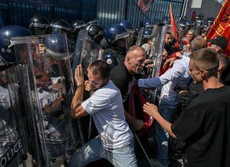 (FOTO,VIDEO) VIKALI: “SMRT IZDAJNICIMA”, PROBALI DA UĐU U ZGRADU EULEKSA! Eskalacija u Prištini nakon presude Tačiju: Haradinaj predvodi masu, bacaju kamenje na policiju (foto,video)-vikali:-“smrt-izdajnicima”,-probali-da-udu-u-zgradu-euleksa!-eskalacija-u-pristini-nakon-presude-taciju:-haradinaj-predvodi-masu,-bacaju-kamenje-na-policiju