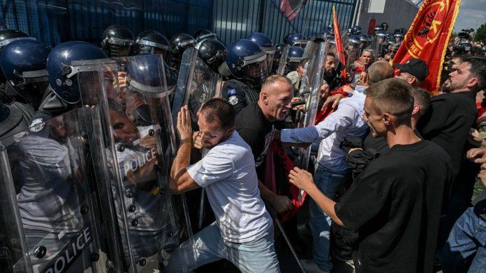 (foto,video)-vikali:-“smrt-izdajnicima”,-probali-da-udu-u-zgradu-euleksa!-eskalacija-u-pristini-nakon-presude-taciju:-haradinaj-predvodi-masu,-bacaju-kamenje-na-policiju