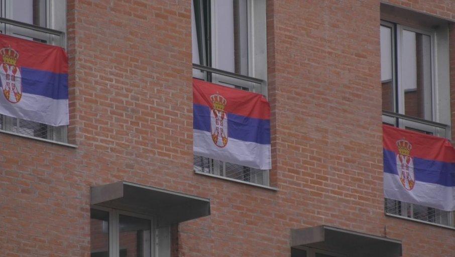 cacak-u-znaku-srpske-zastave:-dom-ucenika-srednjih-skola-okicen-zastavama-povodom-dana-jedinstva-(foto) cacak-u-znaku-srpske-zastave:-dom-ucenika-srednjih-skola-okicen-zastavama-povodom-dana-jedinstva-(foto)
