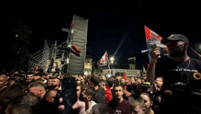 siptarski-teroristi-podrzavaju-blokadere:-na-skupu-podrske-taciju-transparenti-“studenti-pobeduju”