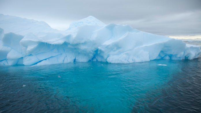 neverovatan-prizor-na-arktiku!-fotograf-dronom-uleteo-u-masivnu-santu-leda-i-snimio-nesto-sto-niko-pre-njega-nije-uspeo