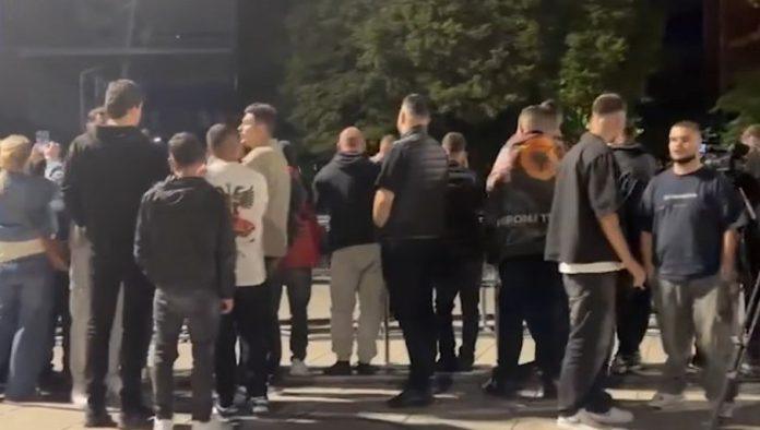 pristalice-zlocinacke-ovk-ne-odustaju:-ponovo-protesti-u-pristini-(video)