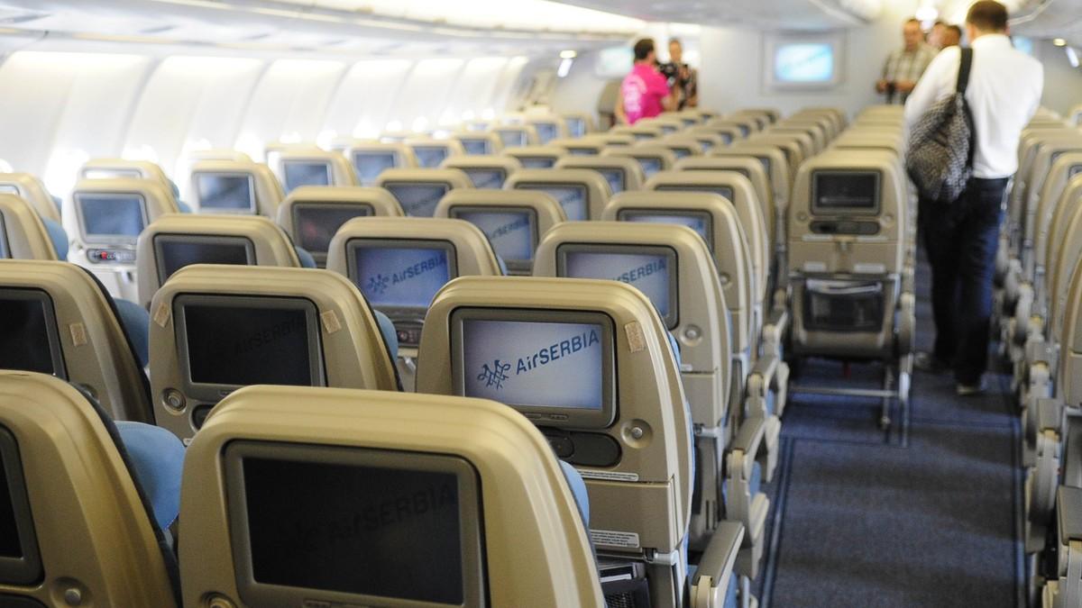 srbin-stavljen-na-crnu-listu-“er-srbije”-preti-mu-i-paprena-kazna-zbog-neslane-sale-na-letu-iz-tunisa,-oglasili-se-iz-avio-kompanije:-“svaka-takva-izgovorena-rec-shvata-se-ozbiljno” srbin-stavljen-na-crnu-listu-“er-srbije”-preti-mu-i-paprena-kazna-zbog-neslane-sale-na-letu-iz-tunisa,-oglasili-se-iz-avio-kompanije:-“svaka-takva-izgovorena-rec-shvata-se-ozbiljno”