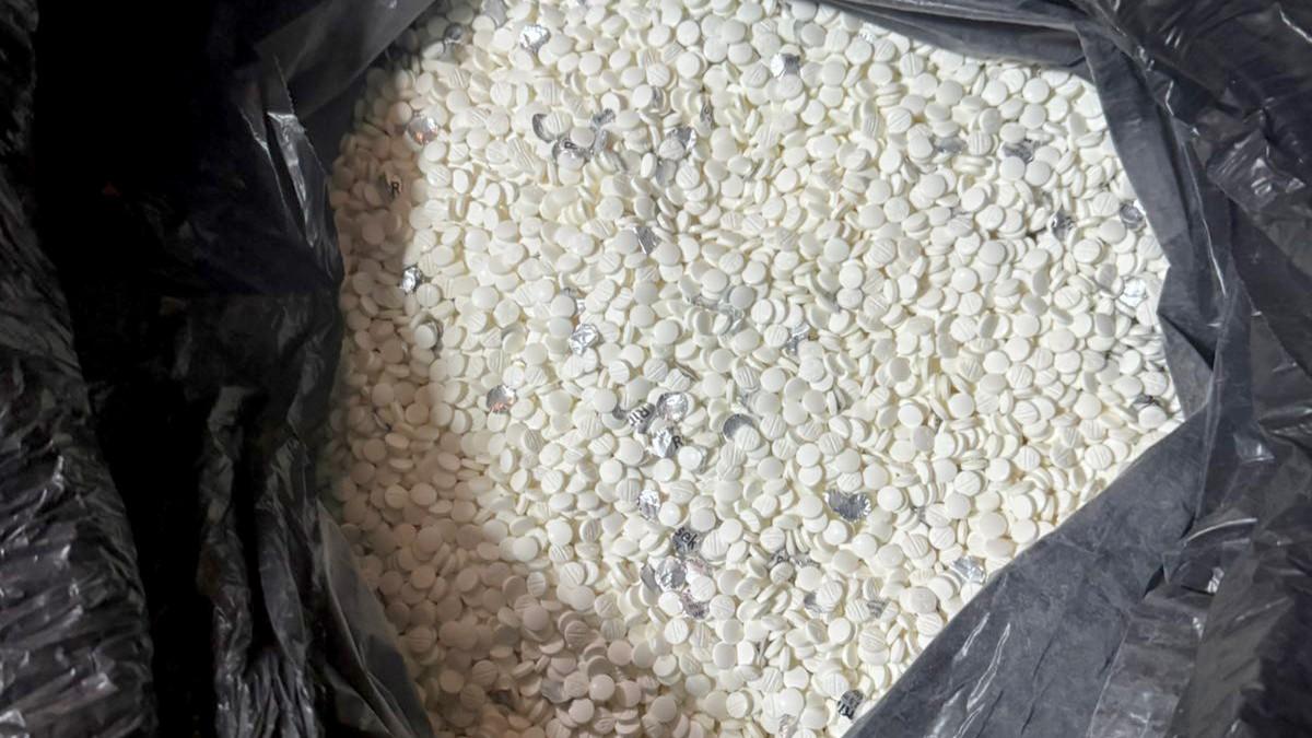 policija-zaustavila-“mercedes”-na-auto-putu-kod-nisa,-a-onda-je-usledio-sok!-pronadeno-20-kilograma-tableta,-kokain-i-brdo-para!-(foto) policija-zaustavila-“mercedes”-na-auto-putu-kod-nisa,-a-onda-je-usledio-sok!-pronadeno-20-kilograma-tableta,-kokain-i-brdo-para!-(foto)