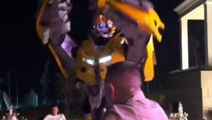 ne-duskaju-samo-uz-kolo:-pogledajte-kako-robot-igra-dok-peva-baja-mali-knindza-(video)