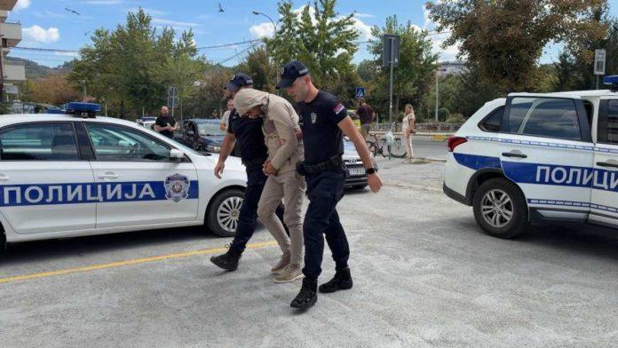 (foto,-video)-strancima-uzeo-sve-isprave,-nije-im-isplacivao-plate-uhapsen-muskarac-u-novom-pazaru:-oduzeta-dokumentacija-iz-firme,-zaplenjen-luksuzni-dzip