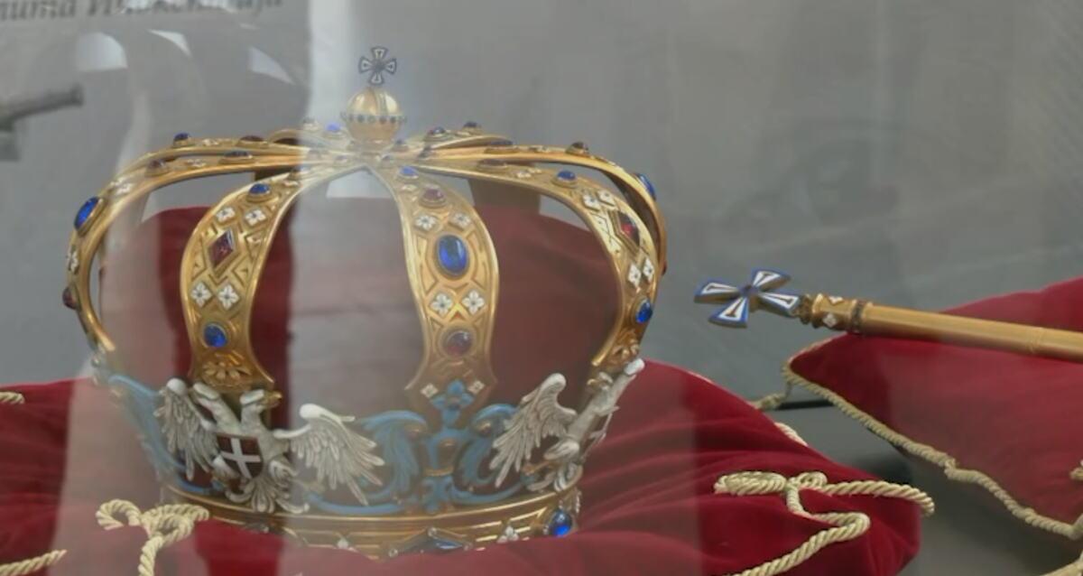od-topa-do-krune-jedinstvena-prilika-za-gradane-leskovca-da-vide-krunu-kralja-petra:-prezivela-2-rata,-zakopavali-je,-a-krije-cudesnu-simboliku od-topa-do-krune-jedinstvena-prilika-za-gradane-leskovca-da-vide-krunu-kralja-petra:-prezivela-2-rata,-zakopavali-je,-a-krije-cudesnu-simboliku