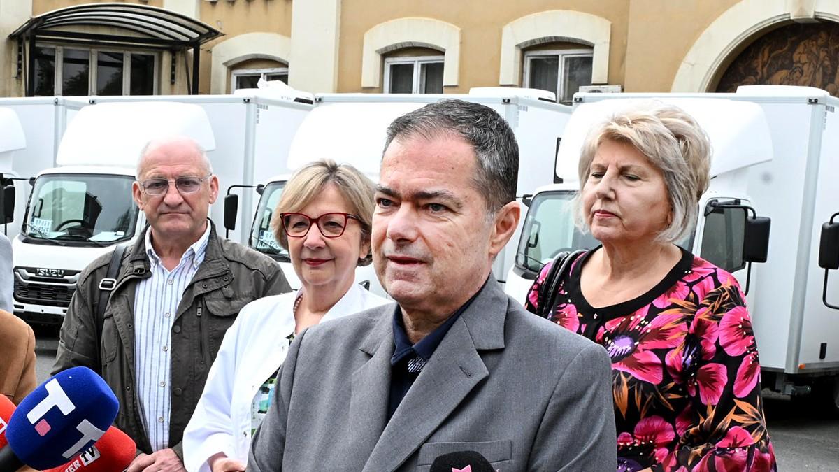 stefoski:-zdravstvenim-ustanovama-uruceni-kljucevi-5-mobilnih-ambulanti-i-jedne-mobilne-apoteke stefoski:-zdravstvenim-ustanovama-uruceni-kljucevi-5-mobilnih-ambulanti-i-jedne-mobilne-apoteke
