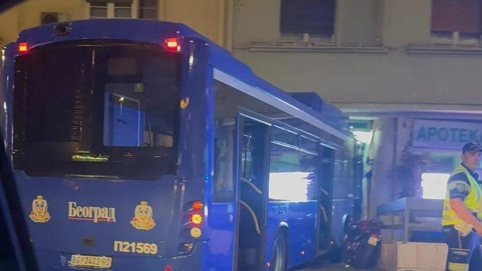 (foto,-video)-jezivi-prizori-teske-nesrece-na-zelenom-vencu!-vozac-autobusa-izgubio-kontrolu,-zakucao-se-u-vozila-i-zgradu:-vise-ljudi-povredeno