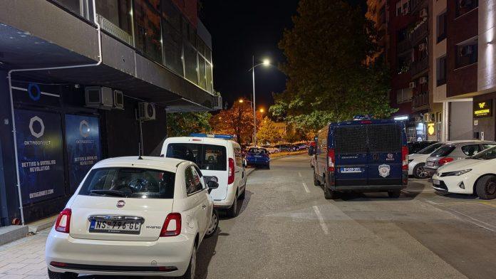 (foto,-video)-uzas-u-novom-sadu-u-zoru-sin-nozem-ubio-majku,-policija-ga-izvela-iz-stana-gde-je-pocinio-krvavi-pir