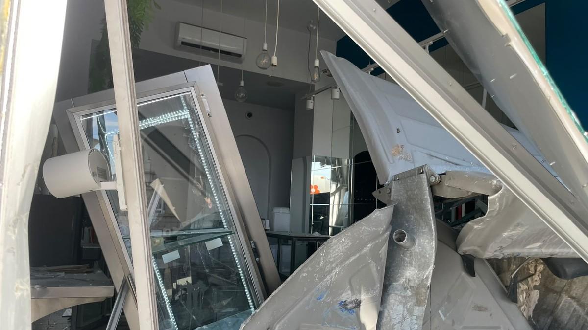 (foto,-video)-jezive-slike-sa-mesta-nesrece-na-zelenjaku-autobus-se-nakon-sudara-sa-taksi-vozilima-zakucao-u-lokal-i-razvalio-sve-pred-sobom:-vukao-i-kontejnere! (foto,-video)-jezive-slike-sa-mesta-nesrece-na-zelenjaku-autobus-se-nakon-sudara-sa-taksi-vozilima-zakucao-u-lokal-i-razvalio-sve-pred-sobom:-vukao-i-kontejnere!