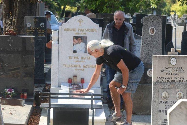 razarajuce-scene-na-grobu-marine-tucakovic,-zbog-fute-cela-nacija-u-suzama!-ovaj-njegov-potez-ce-vas-najeziti!-(video) razarajuce-scene-na-grobu-marine-tucakovic,-zbog-fute-cela-nacija-u-suzama!-ovaj-njegov-potez-ce-vas-najeziti!-(video)