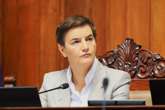 “tri-poljupca-hocu-ja,-necu-jedan,-necu-dva-–-a-gde-su-plate-i-penzije?”-ana-brnabic-na-urnebesan-nacin-govorila-o-blokaderskim-performansima-i-biciklanju