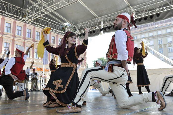 “krv-se-ne-mesa,-daleko-bilo!”-srpkinja-se-udala-za-albanca,-slika-sa-svadbe-zapalila-mreze:-“ti-si-sve-srpsko-izdala,-sramoto!”