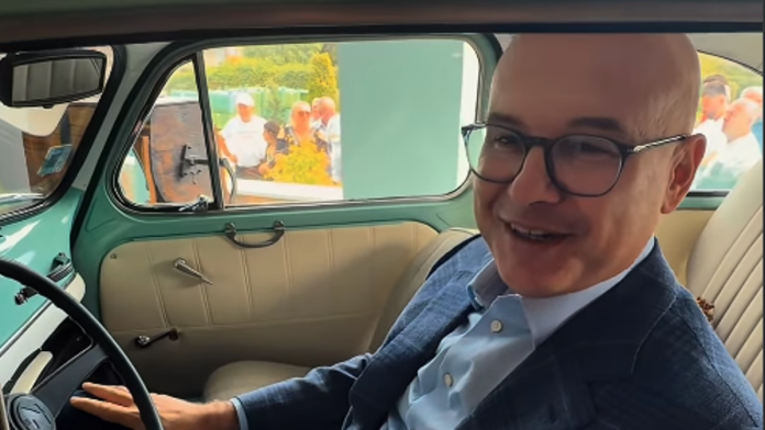 (video)-“to-je-neprevaziden-auto”-milos-vucevic-u-kragujevcu-seo-u-“ficu”,-prisetio-se-mladalackih-dana