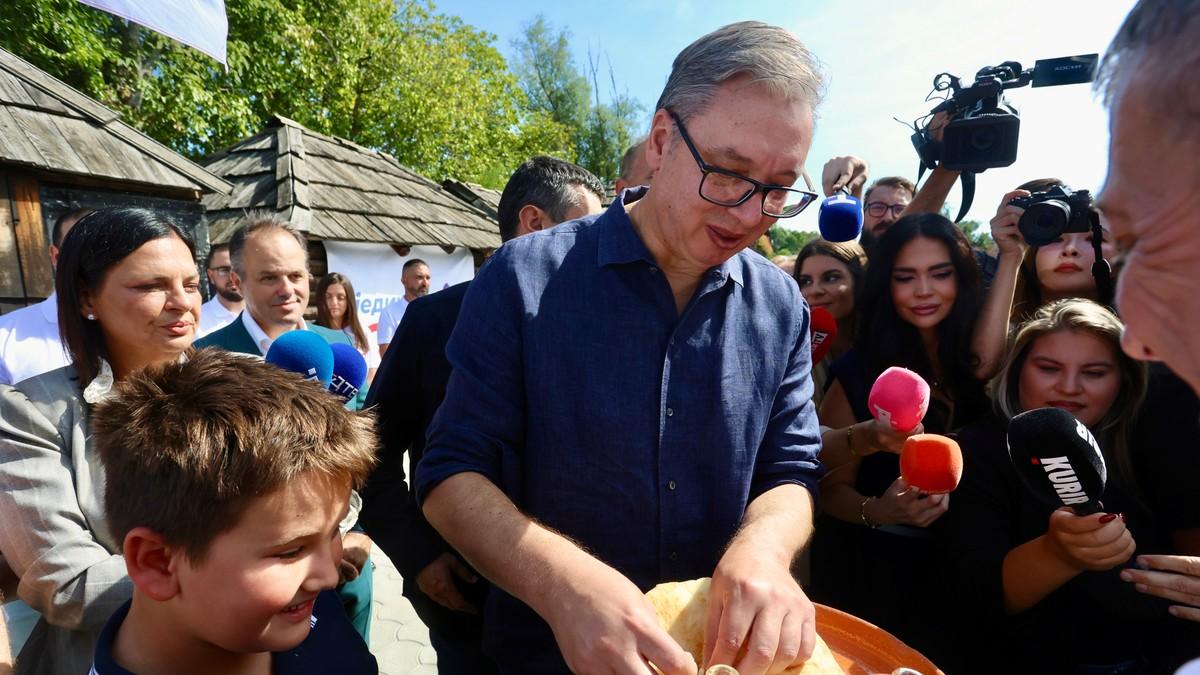 “jedva-cekam-da-krenem-u-narod”-vucic-u-moravskim-konacima:-i-sa-telefonom-cu-da-ih-pobedim,-srdanovic-dokazao-da-nece-dijalog-(video) “jedva-cekam-da-krenem-u-narod”-vucic-u-moravskim-konacima:-i-sa-telefonom-cu-da-ih-pobedim,-srdanovic-dokazao-da-nece-dijalog-(video)