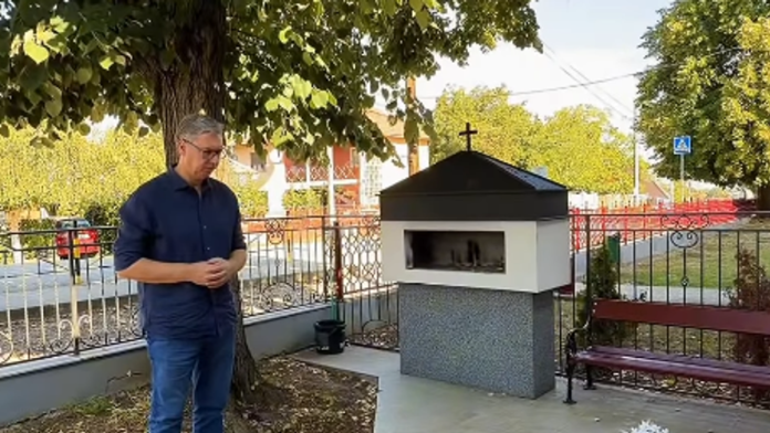 “mladost-ovih-mesta-stradala-od-ruke-necoveka”-vucic-u-duboni-i-malom-orasju-polozio-vence-na-spomenike-zrtvama-masovnog-ubistva-(video)