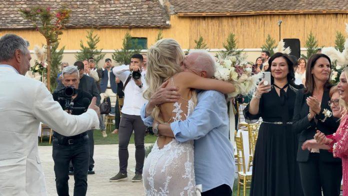 otac-je-grli-i-place-jelena-jovicic-blista-u-uskoj,-providnoj-vencanici:-glumica-stigla-na-gala-slavlje-u-besnom-dzipu,-muz-u-belom,-ne-skida-pogled-sa-nje-(foto/video)