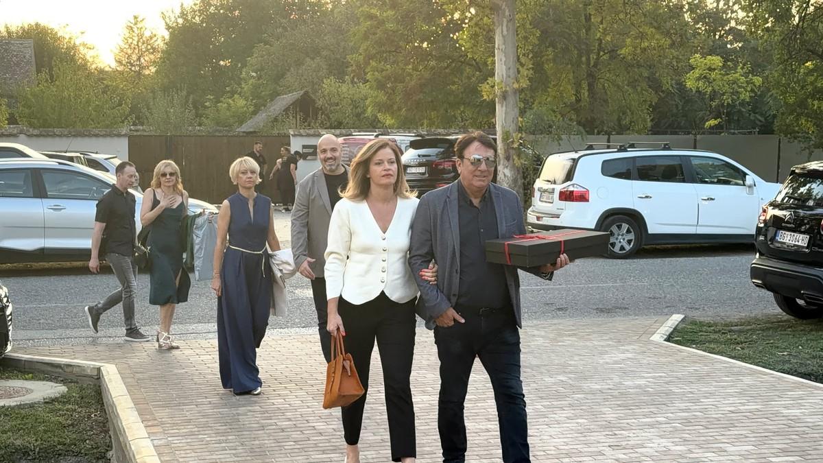 pravi-gospodin-i-dama!-omiljeni-glumac-sa-zenom-dosao-na-vencanje-jelene-jovicic:-svi-gledaju-u-njegovu-prelepu-suprugu-(video) pravi-gospodin-i-dama!-omiljeni-glumac-sa-zenom-dosao-na-vencanje-jelene-jovicic:-svi-gledaju-u-njegovu-prelepu-suprugu-(video)