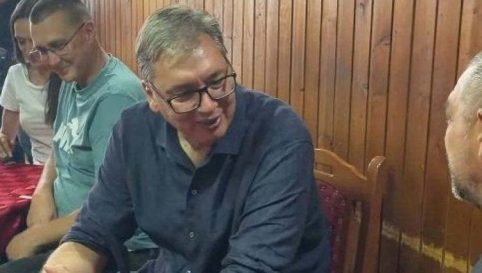prvi-put-da-predsednik-dolazi-kod-nas-u-selo:-vucic-se-opustio-u-bacincu,-uz-fudbal,-kafanu-i-pivo-(foto/video)
