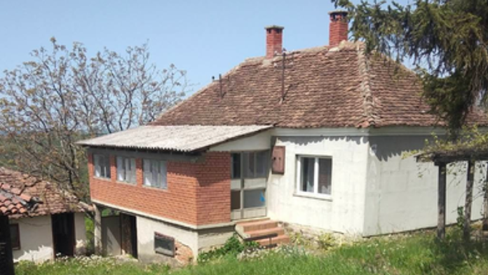 kuca-sa-135-ari-zemlje-prodaje-se-za-28.000-evra:-ima-70-kvadrata,-podrum-i-dva-pomocna-objekta-(foto)