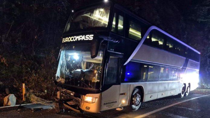 (foto,-video)-delovi-stene-pali-na-autobus-sa-90-osnovaca-u-povratku-s-ekskurzije-vozac-pokusao-da-izbegne-kamenje,-deo-vozila-smrskan:-prvi-snimci-s-mesta-nesrece-na-putu-mojkovac-–-kolasin