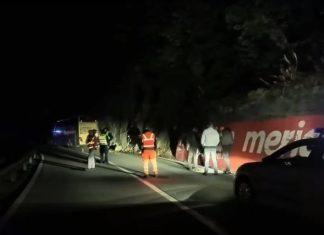 DELOVI STENE SE OBRUŠILI NA AUTOBUS PUN DECE KOD MOJKOVCA: Mališani hitno prebačeni u bolnicu, povređen i vođa puta (VIDEO) delovi-stene-se-obrusili-na-autobus-pun-dece-kod-mojkovca:-malisani-hitno-prebaceni-u-bolnicu,-povreden-i-voda-puta-(video)
