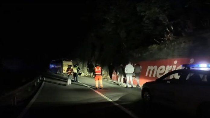 delovi-stene-se-obrusili-na-autobus-pun-dece-kod-mojkovca:-malisani-hitno-prebaceni-u-bolnicu,-povreden-i-voda-puta-(video)