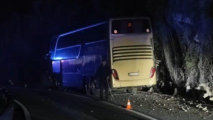 vozac-iz-srbije-uhapsen-zbog-nesrece-sa-autobusom-punim-osnovaca!-vozilo-udarilo-u-kamenu-kosinu-kod-mojkovca,-delovi-stene-se-obrusili:-deca-hitno-prevezena-u-bolnicu,-jedna-osoba-tesko-povredena-(foto,-video)