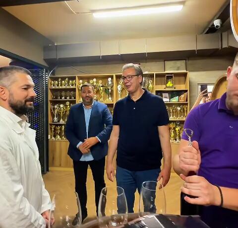 “sljiva-nas-je-u-teskim-vremenima-i-hranila-i-cuvala”-vucic-sa-porodicom-senic:-prave-cudesnu-sljivovicu.
probao-sam-jednu-cak-i-od-mene-stariju-(video) “sljiva-nas-je-u-teskim-vremenima-i-hranila-i-cuvala”-vucic-sa-porodicom-senic:-prave-cudesnu-sljivovicu.
probao-sam-jednu-cak-i-od-mene-stariju-(video)