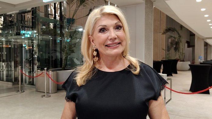 “unuku-pevam,-a-on-me-topi-onim-okicama”-suzana-mancic-se-raspilavila,-vratila-se-na-rts:-“placemo-sminkerka-i-ja”-(video)