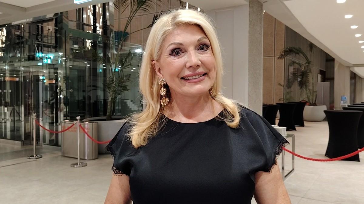 “unuku-pevam,-a-on-me-topi-onim-okicama”-suzana-mancic-se-raspilavila,-vratila-se-na-rts:-“placemo-sminkerka-i-ja”-(video) “unuku-pevam,-a-on-me-topi-onim-okicama”-suzana-mancic-se-raspilavila,-vratila-se-na-rts:-“placemo-sminkerka-i-ja”-(video)