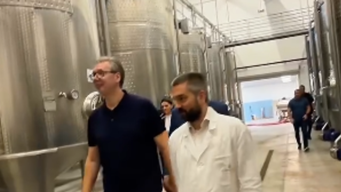 “sljiva-nas-je-hranila-i-cuvala”:-vucic-obisao-destileriju-kod-race:-degustirao-sljivovicu-porodice-senic-(video)