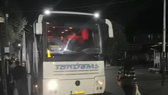 kamenovan-autobus-na-kosovu!-vozio-iz-beograda-za-brezovicu,-unutra-bilo-putnika,-oglasio-se-predsednik-opstine-strpce:-“napad-bio-etnicki-motivisan”-(video)