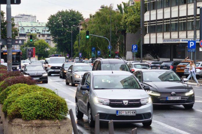 kazne-od-10000-do-800.000-dinara-prete-vozacima-u-srbiji:-od-novembra-ovo-moraju-imati-–-trosak-je-neizbezan,-a-srbi-se-vec-raspituju-o-cenama