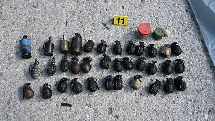 policija-ga-zaustavila,-on-dao-gas,-pa-izbacio-arsenal-oruzja-iz-auta!-filmska-potera-kod-zenice:-pronadeno-45-mina,-bombi,-zolje,-rakete-(foto)