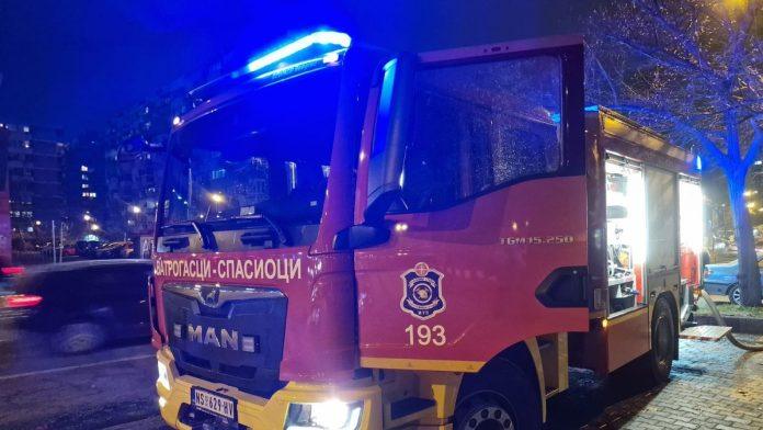 (video)-usred-noci-izvlacili-ljude-iz-zgrade-pune-dima!-jezivi-snimci-pozara-u-novom-sadu:-vatrogasci-svom-snagom-lupali-na-vrata,-ovako-je-tekla-evakuacija