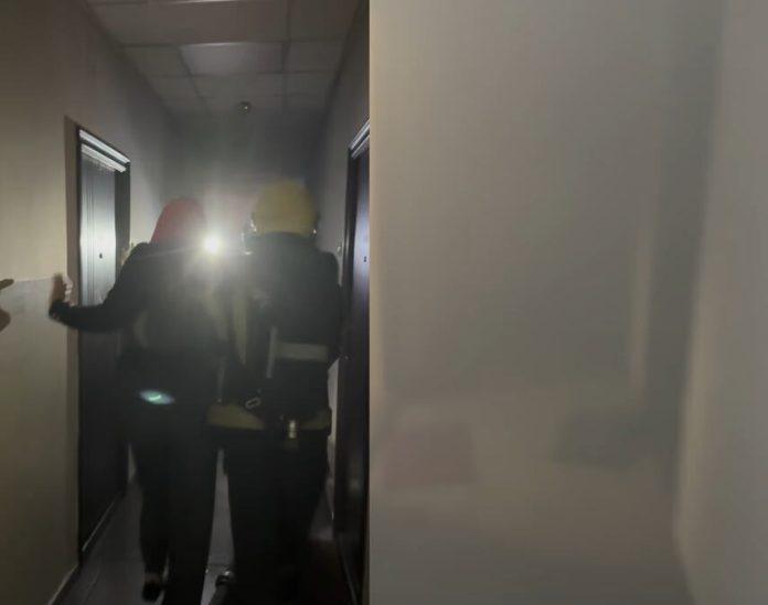 dramaticni-snimci-iz-ugla-vatrogasaca-heroja!-pogledajte-akciju-spasavanja-u-novom-sadu:-iz-buktinje-u-suterenu-evakuisano-32-ljudi,-muskarac-tesko-povreden!