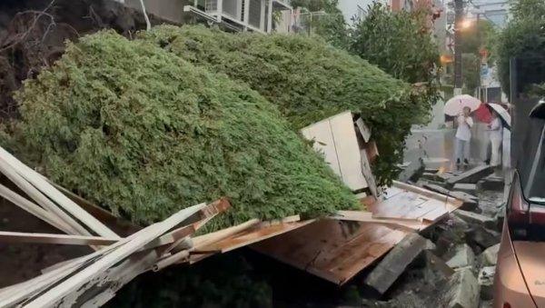 nekoliko-osoba-poginulo,-ima-i-nestalih:-tajfun-doneo-rekordne-padavine,-aktivirana-klizista,-a-ulice-postale-reke-(video) nekoliko-osoba-poginulo,-ima-i-nestalih:-tajfun-doneo-rekordne-padavine,-aktivirana-klizista,-a-ulice-postale-reke-(video)