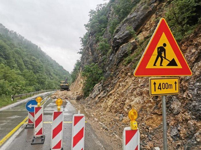 amss:-vozaci,-oprez!-zbog-vlaznih-kolovoza-povecan-je-i-rizik-od-odrona-na-deonicama-koje-prolaze-kroz-useke-i-klisure