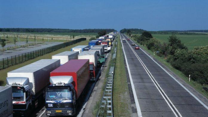 haos-na-granicama:-kamioni-cekaju-satima-–-putnicka-vozila-prolaze-bez-zadrzavanja