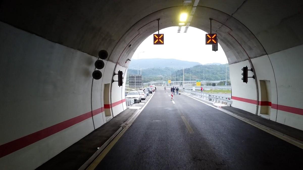 guzve-na-auto-puti-milos-veliki:-zbog-radova-zatvorena-jedna-cev-u-tunelu-laz guzve-na-auto-puti-milos-veliki:-zbog-radova-zatvorena-jedna-cev-u-tunelu-laz