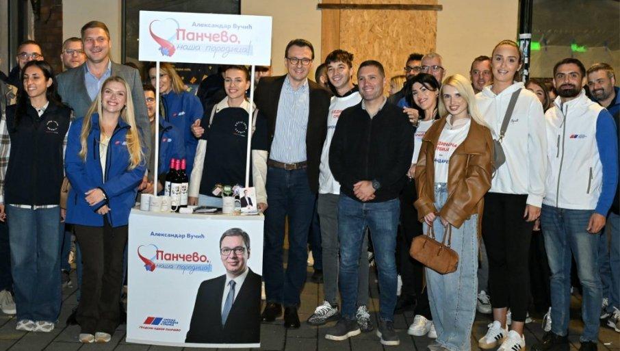 clanovi-predsednistva-sns-posetili-stand-omladine-go-sns-pancevo:-razgovarali-sa-mladim-aktivistima-o-njihovom-radu-i-angazovanju-(foto) clanovi-predsednistva-sns-posetili-stand-omladine-go-sns-pancevo:-razgovarali-sa-mladim-aktivistima-o-njihovom-radu-i-angazovanju-(foto)